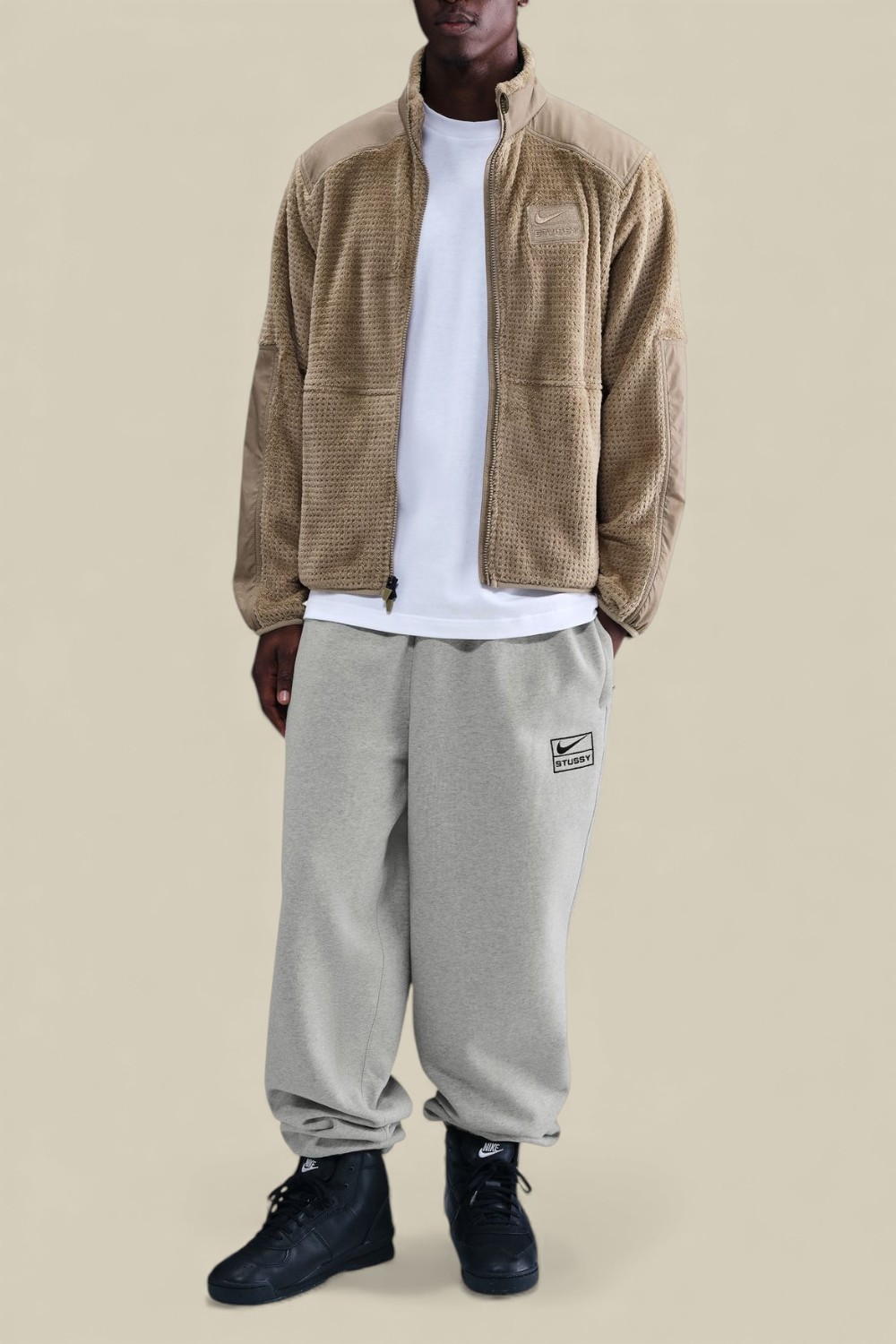 תמונת כל הלוק של ז'קט פליז נייקי X סטוסי